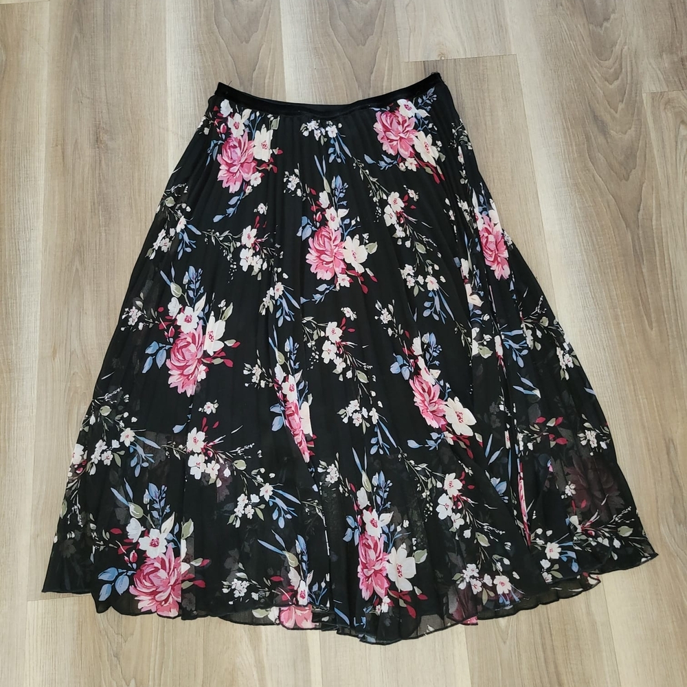 White House Black Market Chic Pleated Skirt Size M - Picture 2 of 4